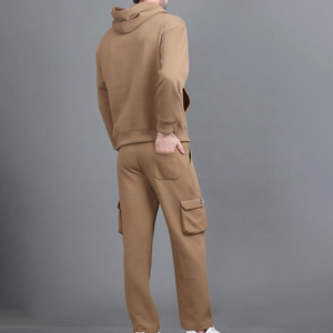 Conjunto Deportivo Profesional de Alta Calidad Personalizado para Hombre, Sudadera con Capucha y Pantalones Deportivos Color Caqui Camel con Bolsillos Tipo Cargo - Product Image 3