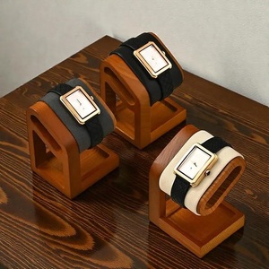 Soporte de Madera Geométrico de Lujo para Reloj, Moderno y Minimalista, para un Solo Reloj, con Acabado Premium en Nogal - Product Image 2