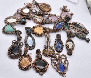 Lote de Joyería con Colgantes de Piedras Preciosas Mixtas Hechos a Mano con Alambre de Cobre - Product Image 4