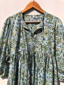 Vestido estilo maxi indio hecho a mano, de seda vintage reciclada multicolor con estampado floral, largo hasta la rodilla, para venta al por mayor. - Product Image 2