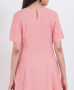 เดรสผ้าฝ้ายทอทรงเอไลน์สีชมพูสำหรับผู้หญิง คุณภาพส่งออก ติดกระดุม ชายกระโปรงตรง ระบายอากาศได้ดี เป็นมิตรกับสิ่งแวดล้อม ดีไซน์เก๋ไก๋สำหรับฤดูร้อน - Product Image 2