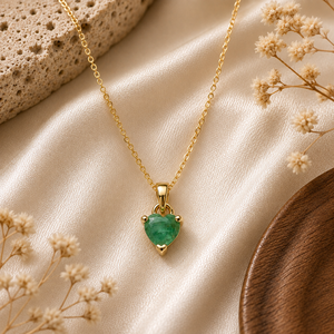 Ensemble de collier avec pierre précieuse en forme de cœur émeraude teinte, bijoux en pierre de naissance verte pour elle - Product Image 1
