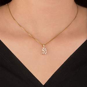 Collar de Lujo con Colgante de Diamantes en Forma de Pavo Real Abstracto, Diseño en Oro Rosa, Motivo de Abanico Inspirado en Pave y Baguette - Product Image 1