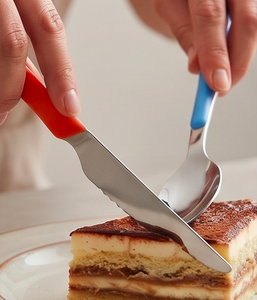 Ensemble de couverts en acier inoxydable coloré avec manches en plastique, compatible lave-vaisselle, design moderne pour le camping et l'usage quotidien - Product Image 5
