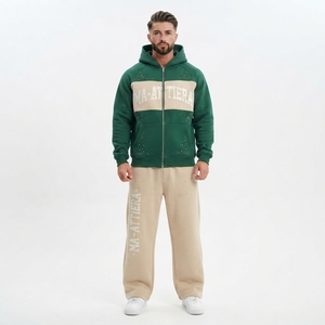 Conjunto Deportivo para Hombre con Capucha y Cremallera en Verde Oscuro y Crema, Sudadera con Estampado Gráfico y Pantalones Anchos - Product Image 1