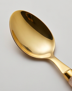 Ensemble élégant de cinq couverts avec finition dorée et poignées roses pour mariage et repas - Product Image 2
