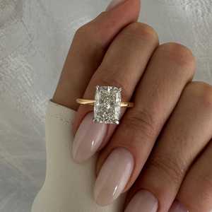 Anillo Solitario de Diamante Cultivado en Laboratorio de 4 Quilates, Corte Alargado, Puntas Blancas, Anillo de Compromiso Delgado de Dos Tonos, Certificado IGI - Product Image 5