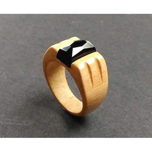 Bague en bois et résine contemporaine et élégante pour la décoration de table et les accessoires de mode - Product Image 6