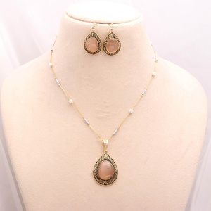 Conjunto de Collar con Colgante de Latón Antiguo Chapado en Oro de 22K con Piedra Melocotón, Joyería Nupcial India Tradicional, Regalo para Mujer - Product Image 3
