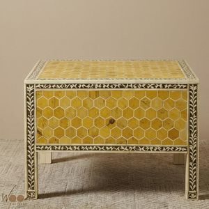 Mesa de centro con incrustaciones de hueso, otomana con cajones, taburete de almacenamiento de madera hecho a mano, forma irregular, muebles modernos para sala de estar de Rajasthan - Product Image 1