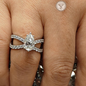 Anillo de Diamante Cultivado en Laboratorio con Corte Pera de 3.40 Quilates, Oro Blanco de 14k con Baño de Rodio, Clásico para Compromiso y Boda, Gran Venta - Product Image 1
