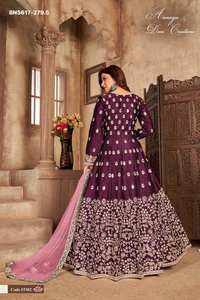 Fournisseur indien de salwar kameez en soie artificielle et santoon, aux couleurs éclatantes et au travail de miroir véritable, pour des tenues de festival magnifiques. - Product Image 3