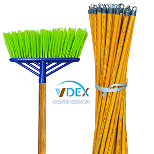 Manche de balai en bois avec revêtement PVC imitation bois et connecteur fileté ; 120 cm de longueur ; emballé en lots de 48 à 50 pièces - Product Image 1