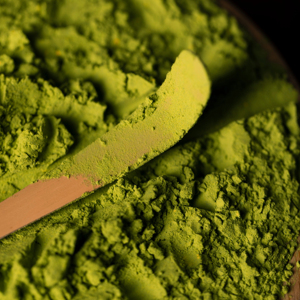 Poudre de feuilles de Moringa, superaliment végétal à base de plantes, riche en nutriments, 99% pur, qualité alimentaire, marque WARRLY, export en vrac, vitamine - Product Image 1