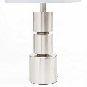 Lampe de table en métal à plusieurs niveaux Atlas avec abat-jour en lin, finition nickel brossé, base stable pour la décoration de la chambre à coucher et du salon - Product Image 6