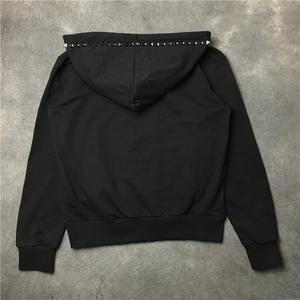 ผู้ผลิตเสื้อฮู้ดดี้แบบมีหมุดย้ำสั่งทำ OEM คุณภาพสูง เสื้อฮู้ดดี้ผ้าฟลีซหนานุ่ม ตกแต่งด้วยหมุดย้ำ สำหรับสตรีทแวร์และแฟชั่นแนวเมือง - Product Image 2