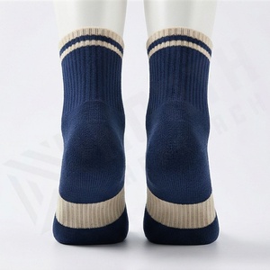 Chaussettes pour hommes bleu marine à rayures beiges en coton et fibre de bambou respirantes tricotées pour un usage quotidien style printemps - Product Image 2