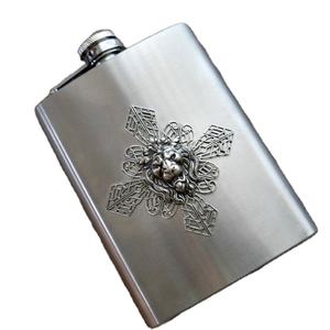 Flacon de poche moderne en acier inoxydable poli, design tête de mort, au look épuré, avec bouchon à vis sécurisé, idéal pour offrir et voyager - Product Image 2