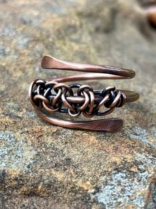 Bague en cuivre faite à la main au style épuré, idéale pour la mode décontractée et les accessoires quotidiens - Product Image 1