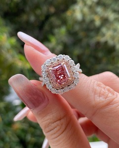 Bague de luxe en or blanc 18 carats avec diamant de laboratoire rose-orange taille radiant de 2,13 carats et diamants blancs DEF sur les côtés, cadeau de fiançailles - Product Image 6