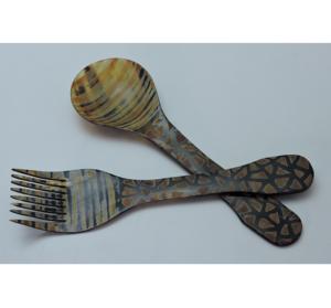 Ensemble de 2 cuillères à salade en corne, design original, fabriquées à la main à partir de corne de buffle naturelle, à prix raisonnable. - Product Image 4