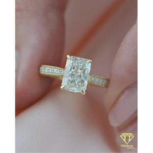 Bague de fiançailles élégante en diamant de laboratoire taille émeraude VVS, en argent sterling 925 finition dorée, bijoux de mariée haut de gamme - Product Image 3
