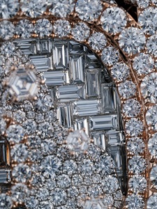 Pendentif en argent de luxe avec lettre graffiti audacieuse en diamant de laboratoire, bijou hip-hop pour femme, idéal pour le streetwear, les soirées et la mode haut de gamme - Product Image 3