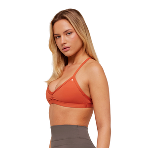 Sujetador deportivo minimalista para mujer con logo personalizado, naranja atenuado, de nailon y elastano, soporte ligero, con tiras, top de yoga para entrenamiento, gimnasio y fitness, naranja óxido. - Product Image 4