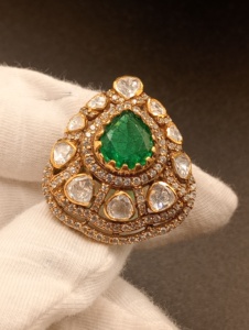 Anillo de Cóctel Floral con Esmeralda de Amaira Jewels, Chapado en Oro de 18K para Mujer, con Engaste Pavé, Estilo Clásico Vintage, Joyería para Boda o Compromiso - Product Image 5