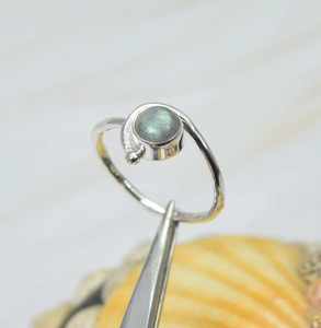 Bague en argent sterling 925 avec pierre précieuse naturelle de labradorite lisse de forme ronde sculptée, idéale pour les soirées, pour femmes, vente en gros - Product Image 6