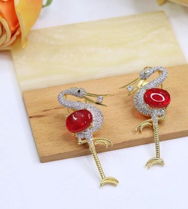 Boucles d'oreilles pendantes tendance en or plaqué de qualité supérieure avec pierres en zircon CZ, idéales pour les mariages et les soirées, pour femmes - Product Image 2