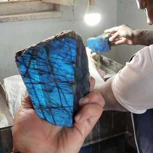 DHORGEMS - Cristal de Labradorita de la Más Alta Calidad, Piedra Lisa Hecha a Mano y Ecológica, Azul Natural para Decoración de Bodas y Hogar - Product Image 1