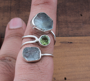 แหวนเงินแท้ 925 ประดับพลอยบลูโทแพซธรรมชาติ ดีไซน์คลาสสิกสำหรับงานแต่งงานและงานปาร์ตี้ แบบครึ่งวง ประดับพลอยหลายเม็ด สำหรับผู้หญิง - Product Image 1