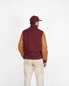 Chaqueta Bomber Varsity Personalizada para Hombre, de Lana y Cuero, Cuerpo de Lana Premium, Mangas de Cuero Genuino, Puños Acanalados y Botones a Presión - Product Image 3