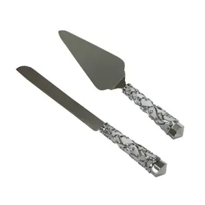Juego de utensilios para servir pasteles de metal artístico, diseñado para celebraciones elegantes y experiencias de postres exquisitos y memorables. - Product Image 4