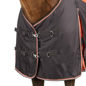 Mantas duraderas para montar a caballo, hechas con tela impermeable resistente y forro interior suave que proporciona protección y comodidad. - Product Image 2