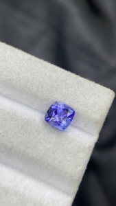 Tanzanite naturelle certifiée de 7 mm, taille coussin carrée, avec une couleur et un lustre excellents, zoïsite naturelle, pierre précieuse non montée de 1,47 carat - Product Image 3
