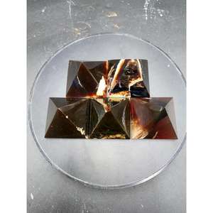 Pyramide en ambre indonésien poli de taille personnalisée 5 cm Sculpture naturelle de Sumatra - Product Image 3