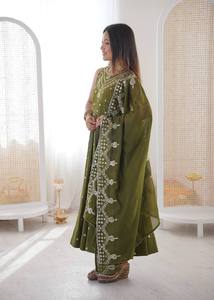 Ensemble Kurta et pantalon traditionnel indien pakistanais vert pour femme avec dupatta, coupe ample longue jusqu'au sol, tenue de mariage - Product Image 3