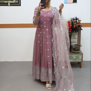 Robe Anarkali en Georgette pour femmes, avec dupatta réversible, longueur maxi, toutes saisons, pour les occasions de fête, par TENNYCE - Product Image 1