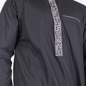 Nouveaux styles uniques de jubah pour hommes, vêtements islamiques saoudiens, jubah thobe, robe islamique noire pour hommes. - Product Image 5