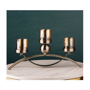 Portavelas minimalista de metal con líneas limpias, superficie lisa y forma robusta, ideal para espacios interiores modernos. - Product Image 3