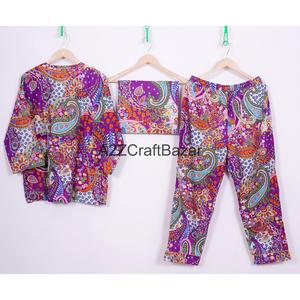 ชุดนอนพิมพ์ลายบล็อก ชุดนอนลายดอกไม้สำหรับฤดูร้อน คอเสื้อทรงกลมนุ่มสบาย ชุดนอนสำหรับเพื่อนเจ้าสาว ผ้าฝ้ายแท้ 100% ชุดนอนผ้าถัก - Product Image 6