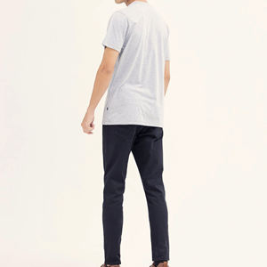 เสื้อยืดแขนสั้นสีเทาสำหรับผู้ชายพร้อมพิมพ์ลายตัวอักษรสีส้มทรงปกติสไตล์ลำลองคอกลมผ้าฝ้ายเจอร์ซีย์ - Product Image 6