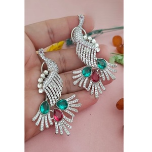 Hermosos Pendientes de Diseño Fusion con Brillo de Alta Calidad para Mujer, Ideales para un Look de Noche, para Fiestas, Colección de Moda - Product Image 2