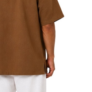 เสื้อเชิ้ตคอปกแคมป์สีน้ำตาลกาแฟสำหรับผู้ชาย แขนสั้น จับจีบแนวตั้งแบบไม่สมมาตร ติดกระดุม ลำลอง ใส่เที่ยวพักผ่อนฤดูร้อน รับทำโลโก้ตามสั่ง OEM - Product Image 5