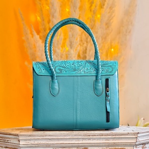 Bolso Bandolera Compacto de Cuero Genuino Venus con Diseño Floral y Patrón de Letras Hecho a Mano, Estilo Western, con Cremallera para Mujer - ¡Gran Venta! - Product Image 3