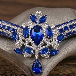 Tiara de Cristal Azul Real de Lujo, Corona de Zafiro en Forma de V, Diadema para Caballo, Cuero Acolchado Personalizado, Brida de Doma Elegante Hecha a Mano - Product Image 4