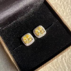 Boucles d'oreilles halo en or 14 carats avec diamants jaunes de laboratoire fantaisie taille coussin, 4,30 carats au total - Product Image 5