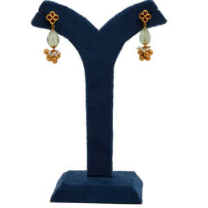 Boucles d'oreilles pendantes plaquées or avec perles vertes, clous en pierre rouge et grappes de perles, bijoux ethniques et festifs élégants - Product Image 3